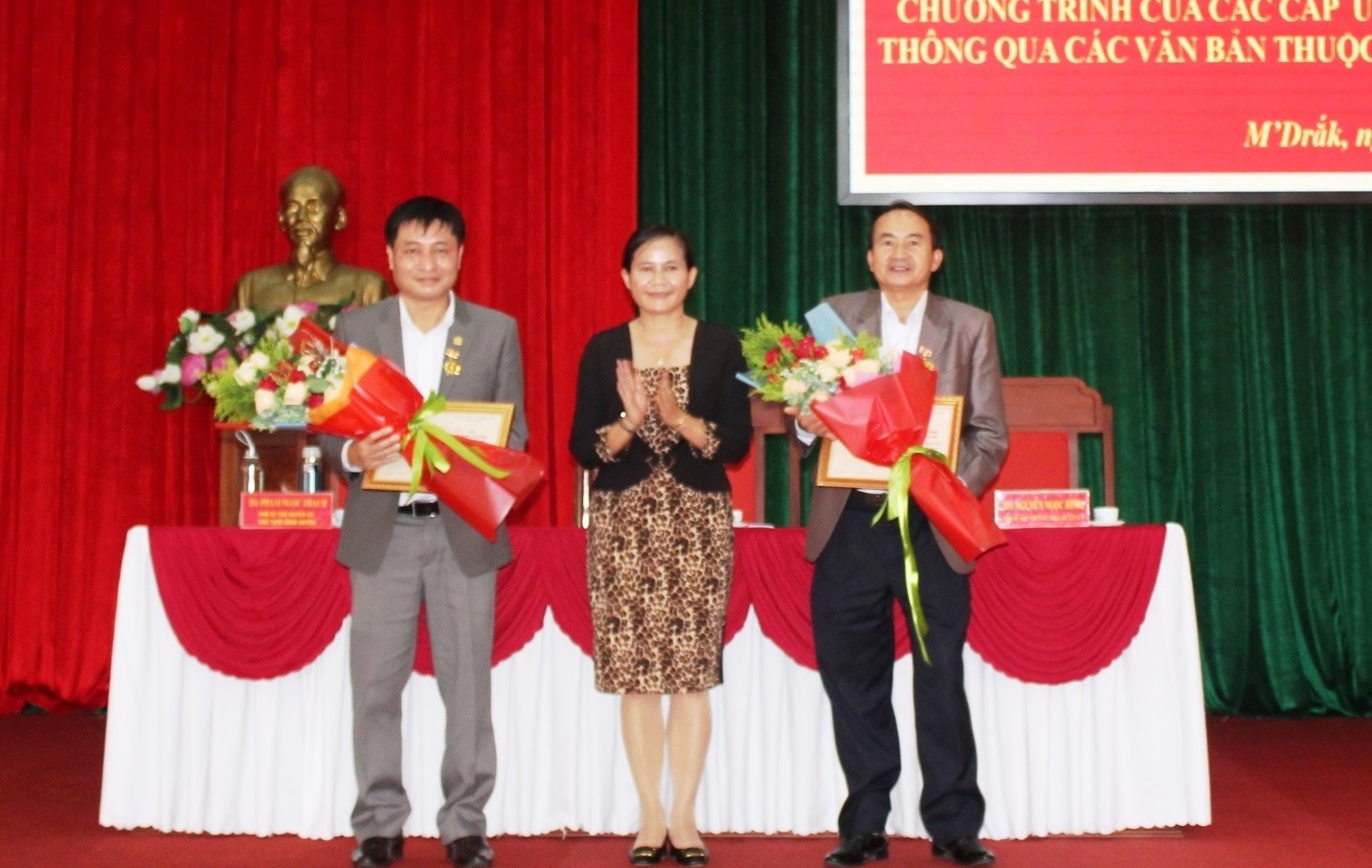 Hội nghị Ban Chấp hành Đảng bộ huyện M’Drắk (mở rộng) lần thứ 8 nhằm đánh giá tình hình kết quả thực hiện nhiệm vụ công tác năm 2021, xác định phương hướng, nhiệm vụ năm 2022